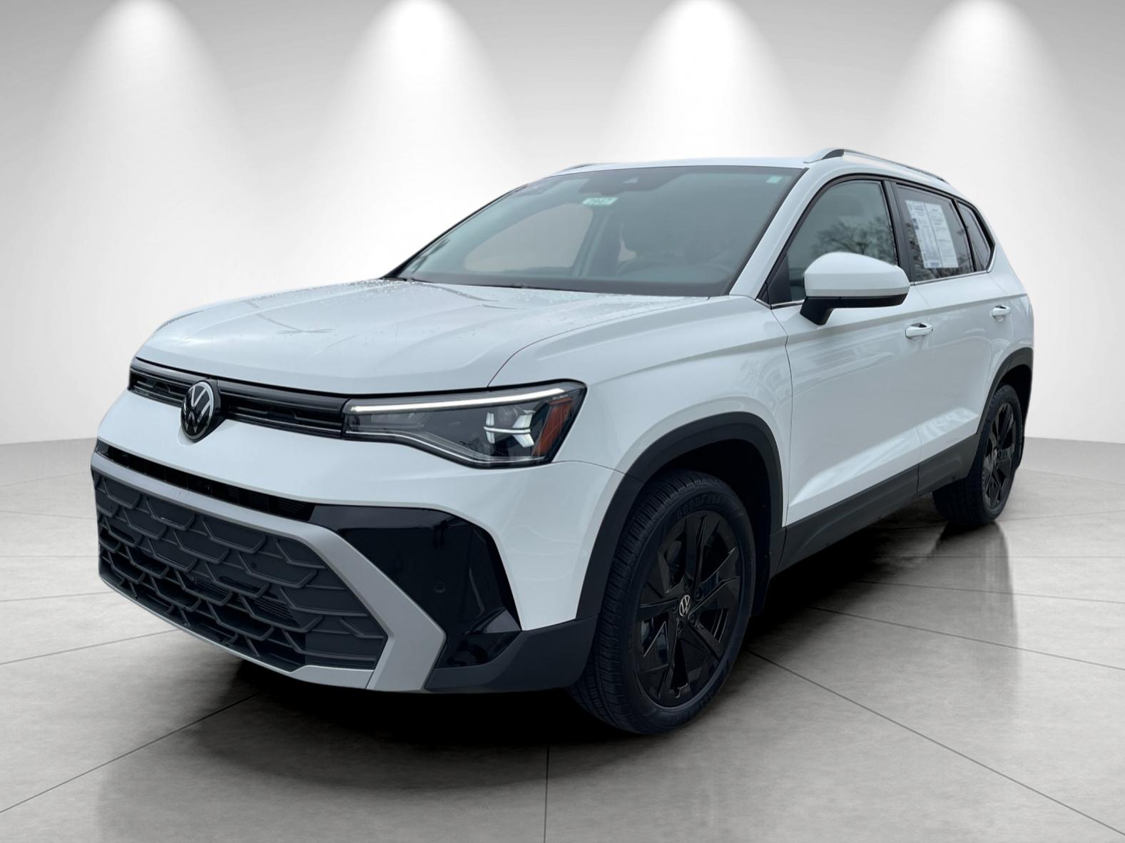 2025 Volkswagen Taos SE's photo