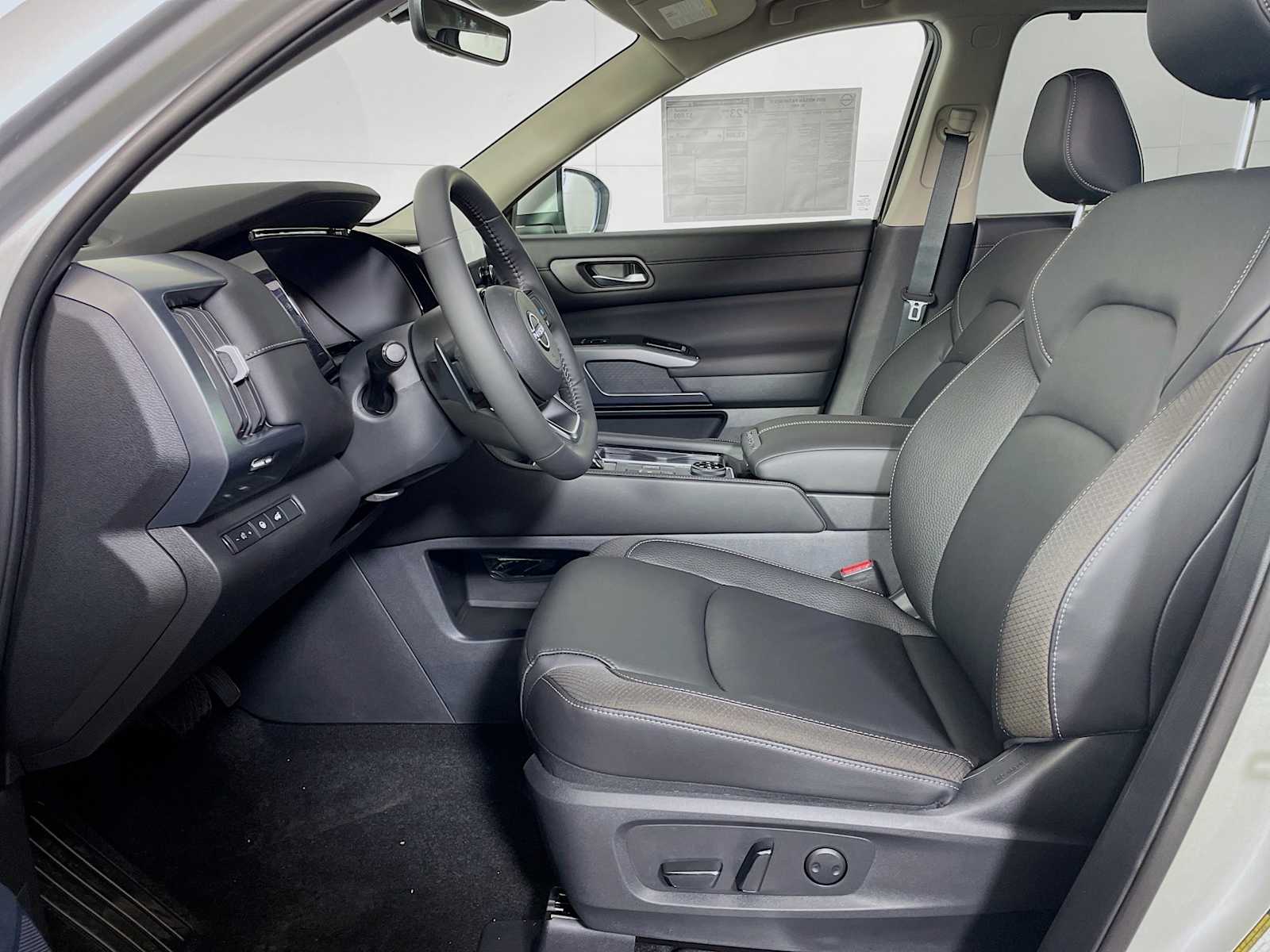 2025 Nissan Pathfinder SL photo 4