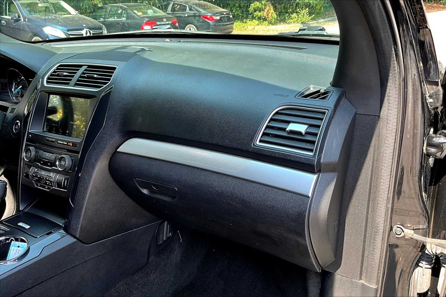 2017 Ford Explorer XLT photo 16