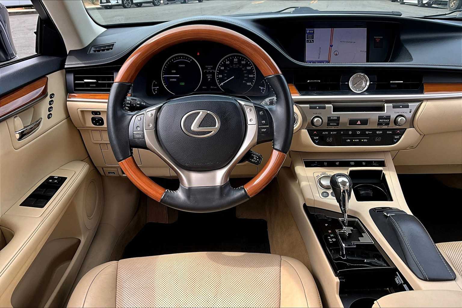 2013 Lexus ES 300h photo 4
