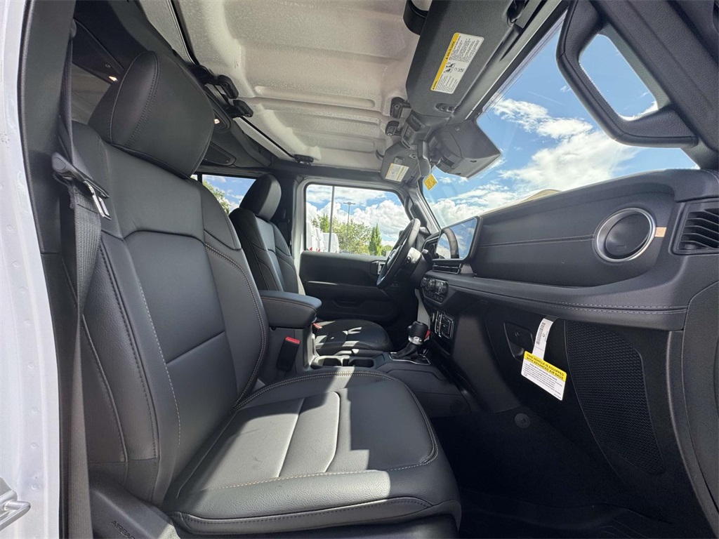 2025 Jeep Wrangler Sahara photo 15