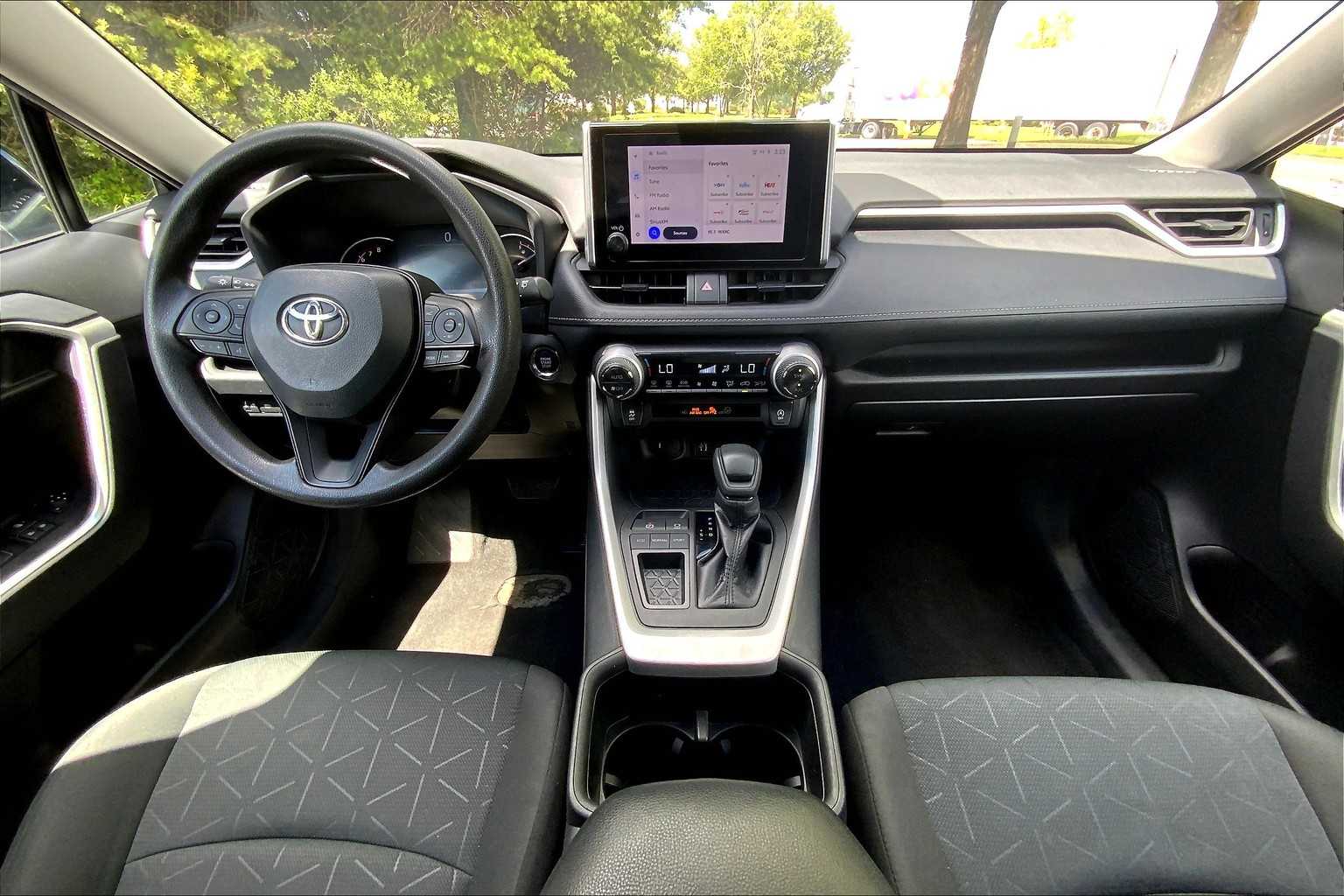 2023 Toyota RAV4 XLE photo 14