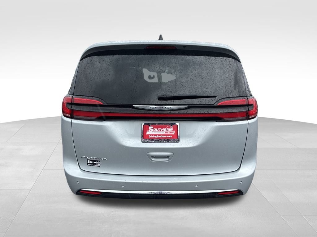 2024 Chrysler Pacifica Touring L photo 4