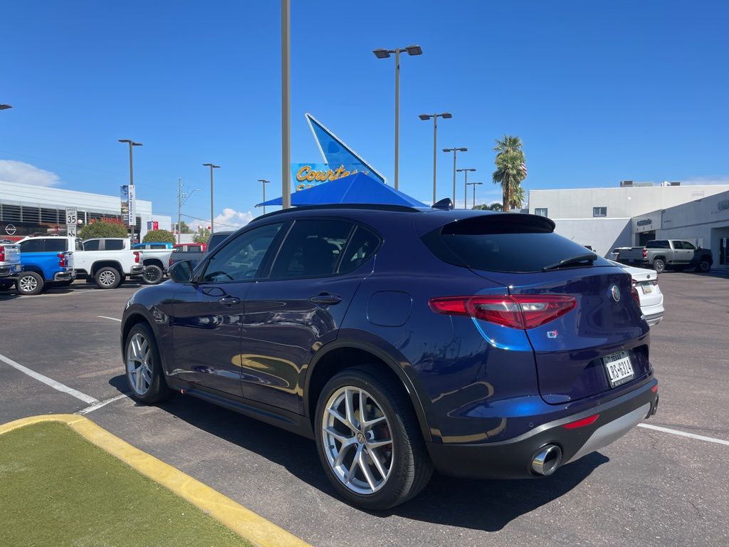 2018 Alfa Romeo Stelvio Base photo 9