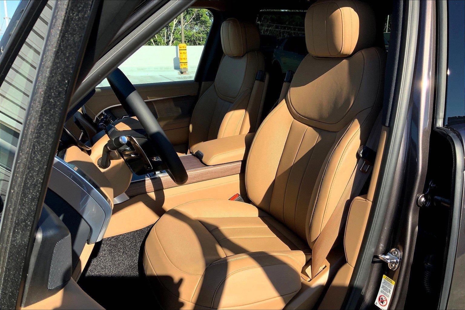2025 Land Rover Range Rover SE photo 4