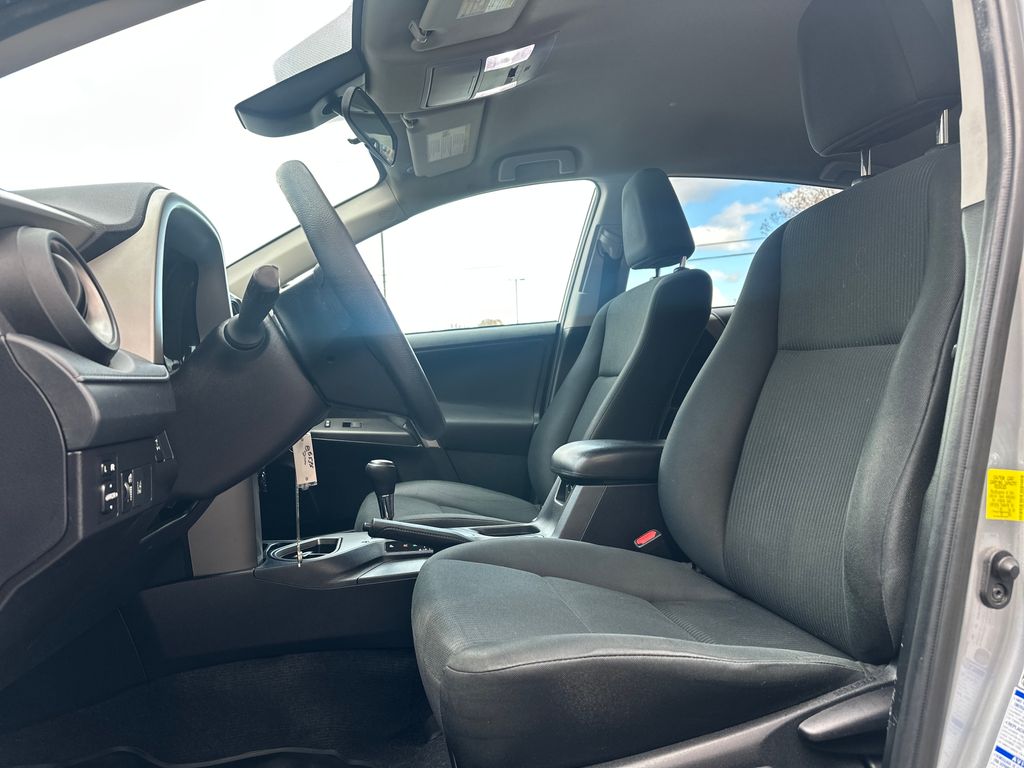 2018 Toyota RAV4 LE photo 3