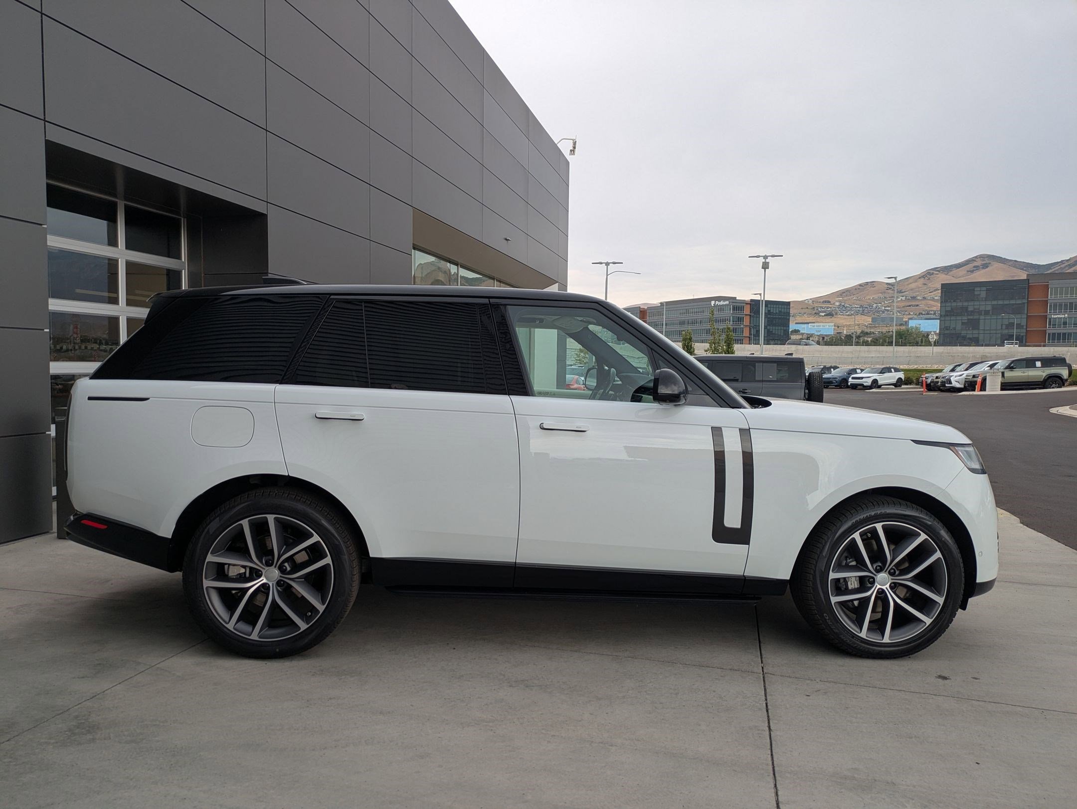 2025 Land Rover Range Rover SE photo 4