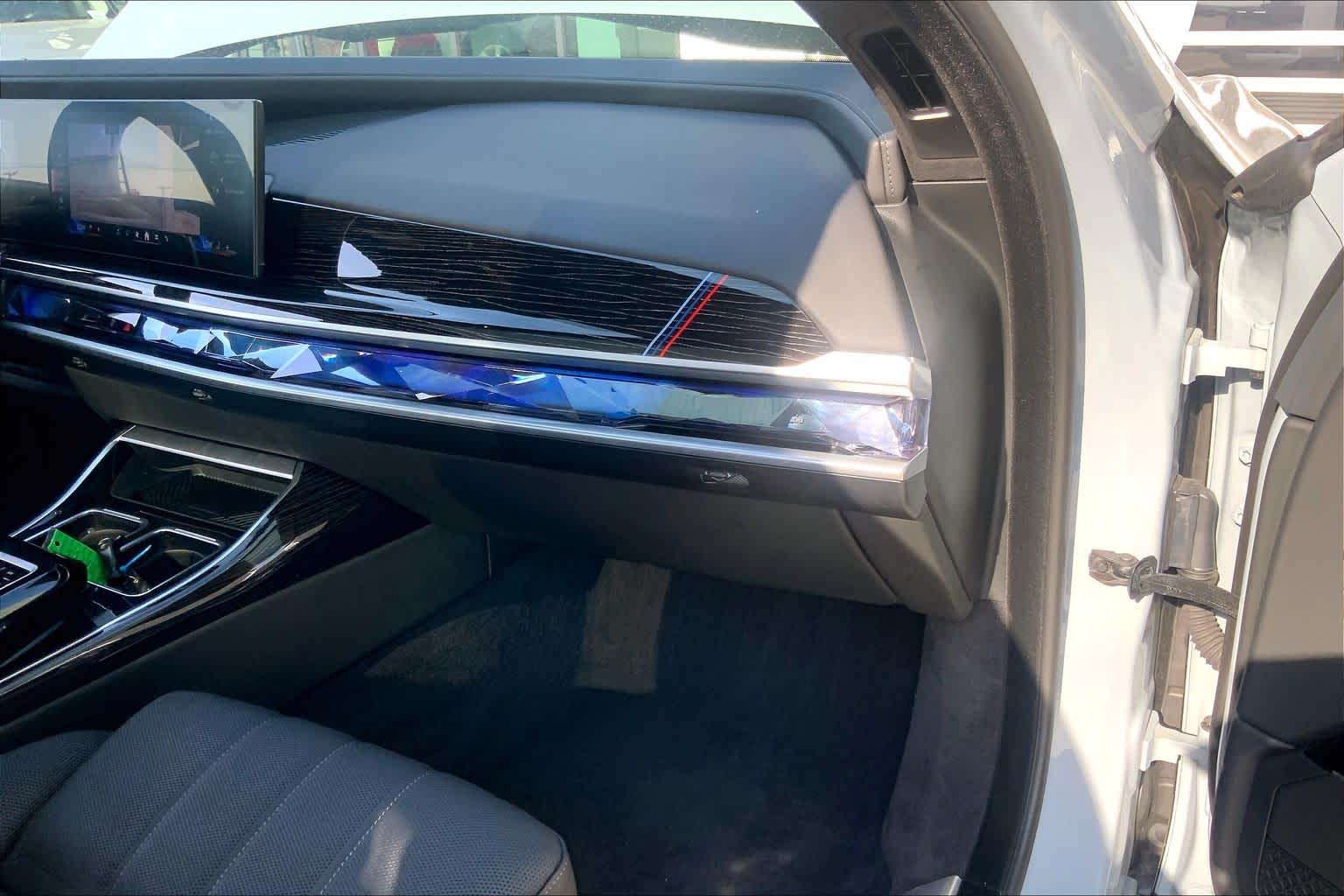 2025 BMW 7 Series 750e - Photo 18