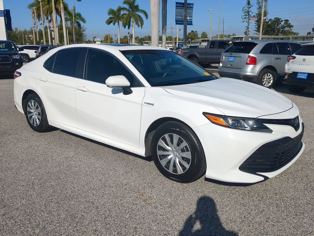 2020 Toyota Camry LE Hybrid photo 3