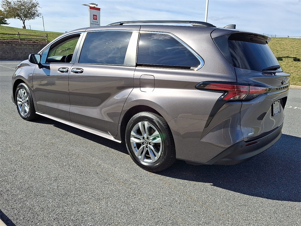 2022 Toyota Sienna XLE photo 4