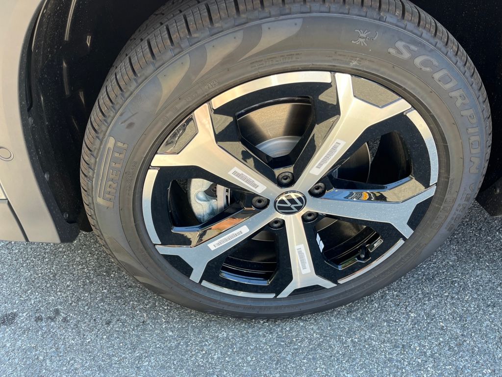 2025 Volkswagen Tiguan SE photo 2
