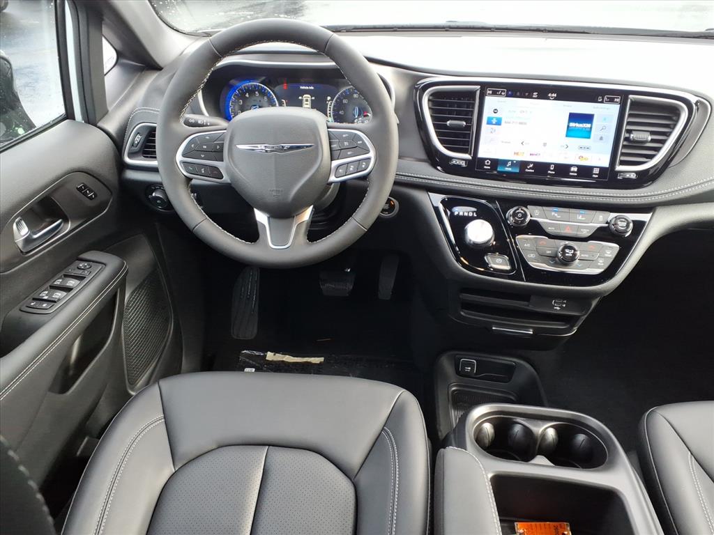 2026 Chrysler Pacifica photo 3