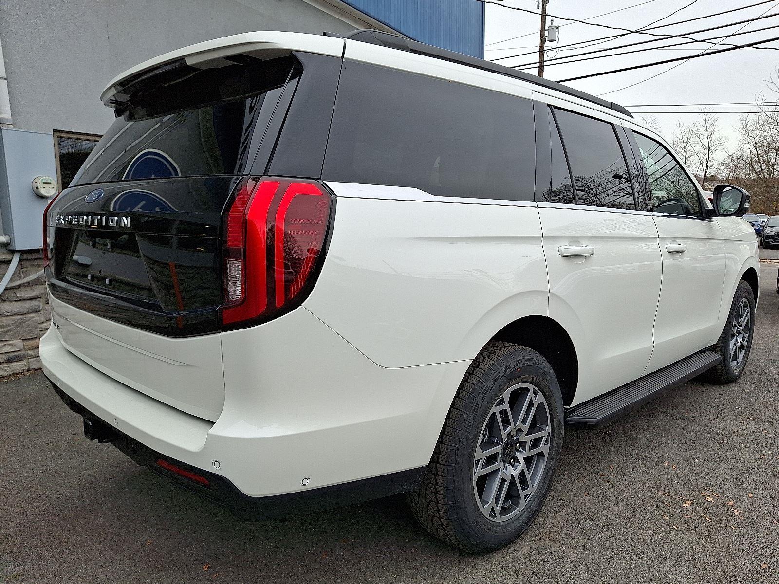 2025 Ford Expedition photo 3