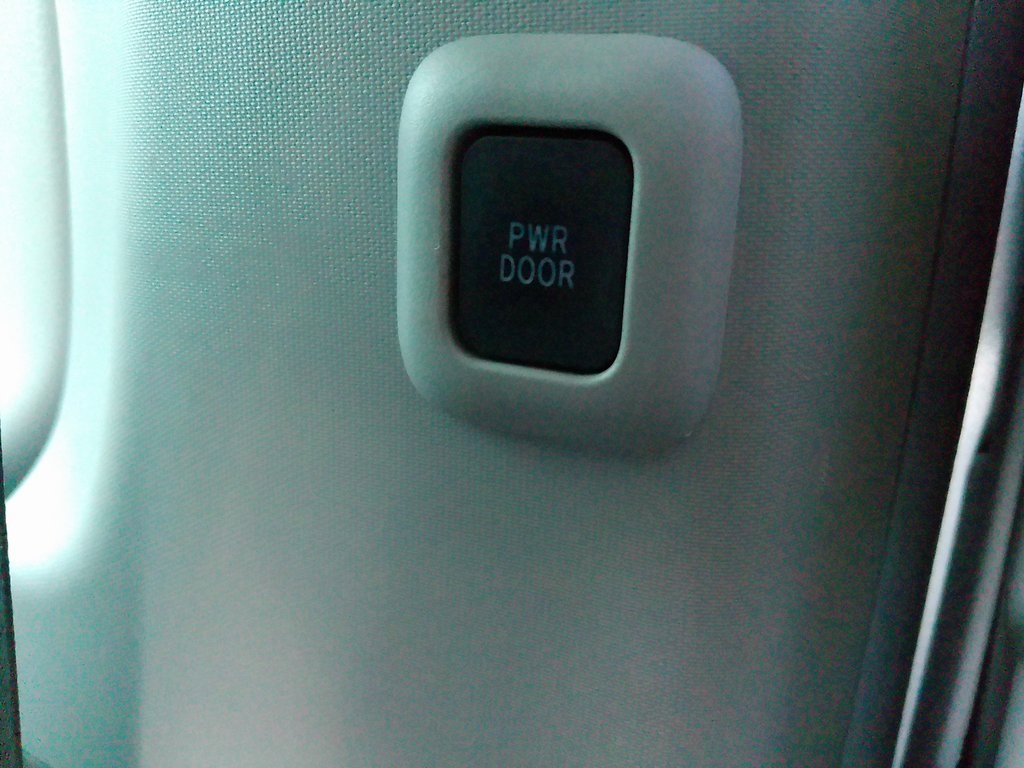 2018 Toyota Sienna XLE photo 26