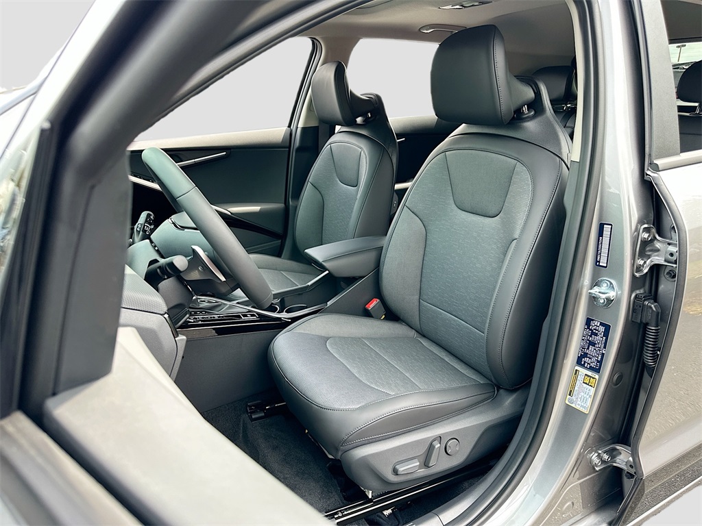 2025 Kia Niro SX Touring photo 18