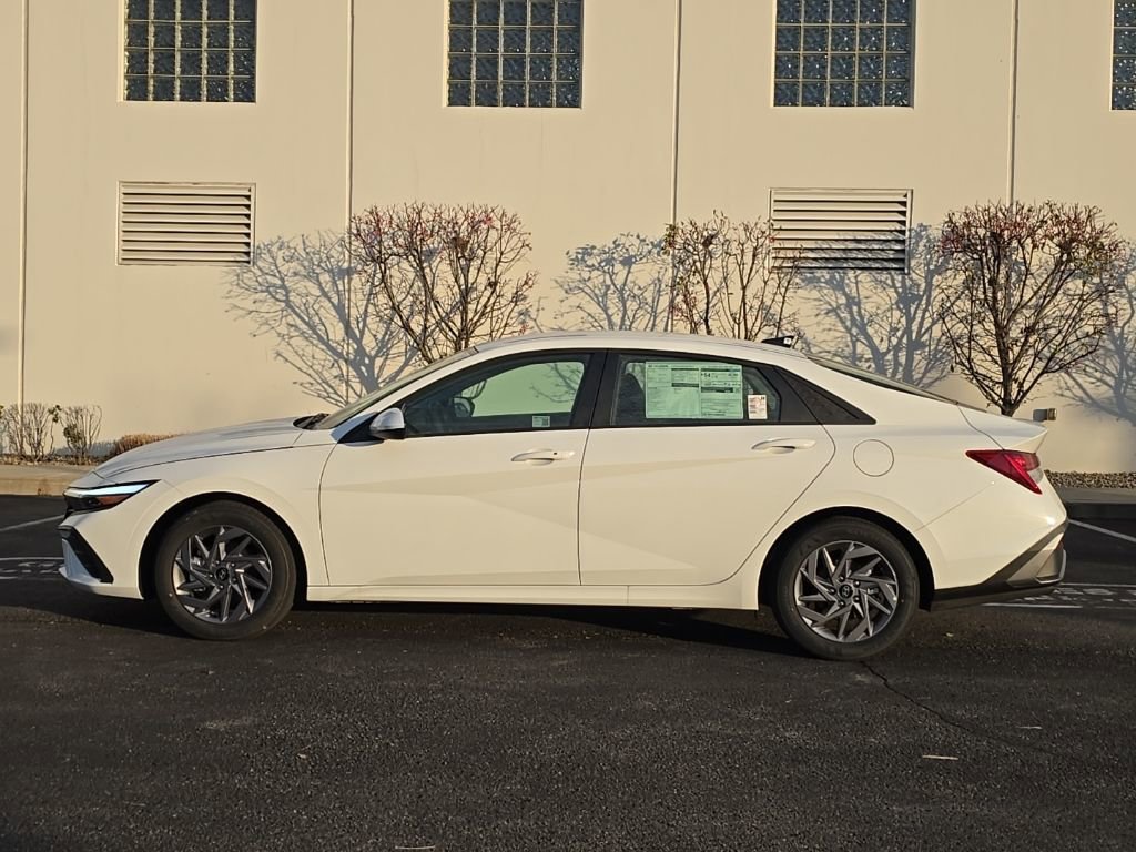 2026 Hyundai Elantra Hybrid Blue photo 3
