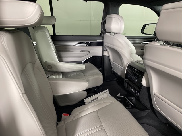 2025 Jeep Wagoneer Series III photo 15