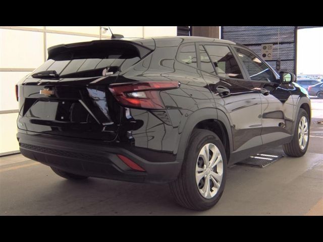 2025 Chevrolet Trax LS photo 4