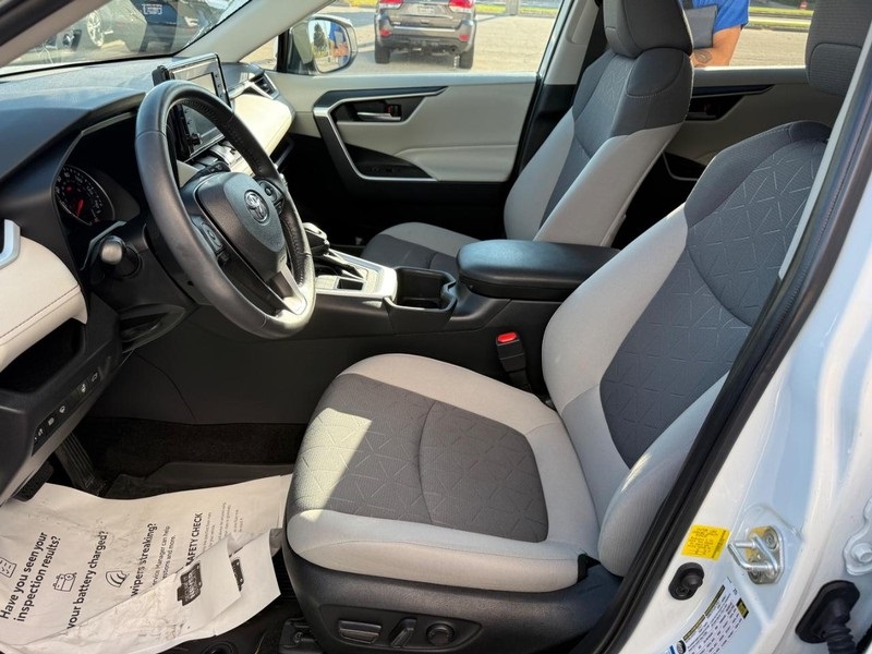 2022 Toyota RAV4 XLE photo 15