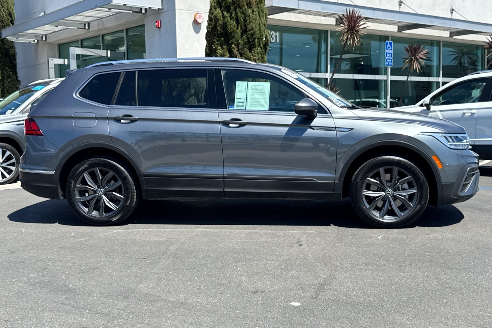 2022 Volkswagen Tiguan SE photo 3