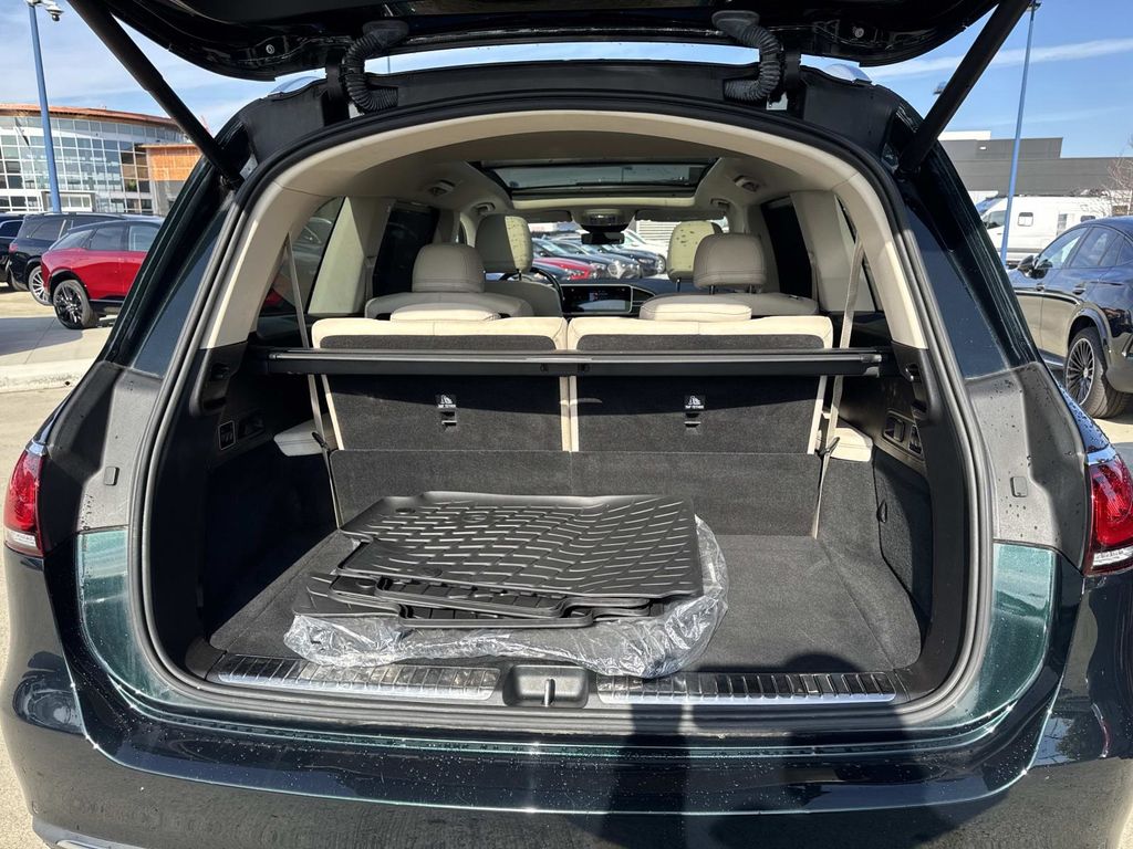 2023 Mercedes Benz GLS 450 4MATIC photo 3