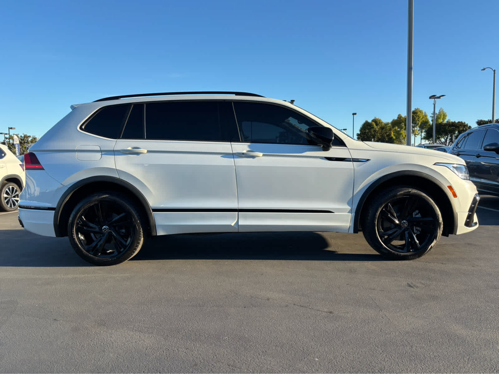 2024 Volkswagen Tiguan SE R-Line Black photo 2