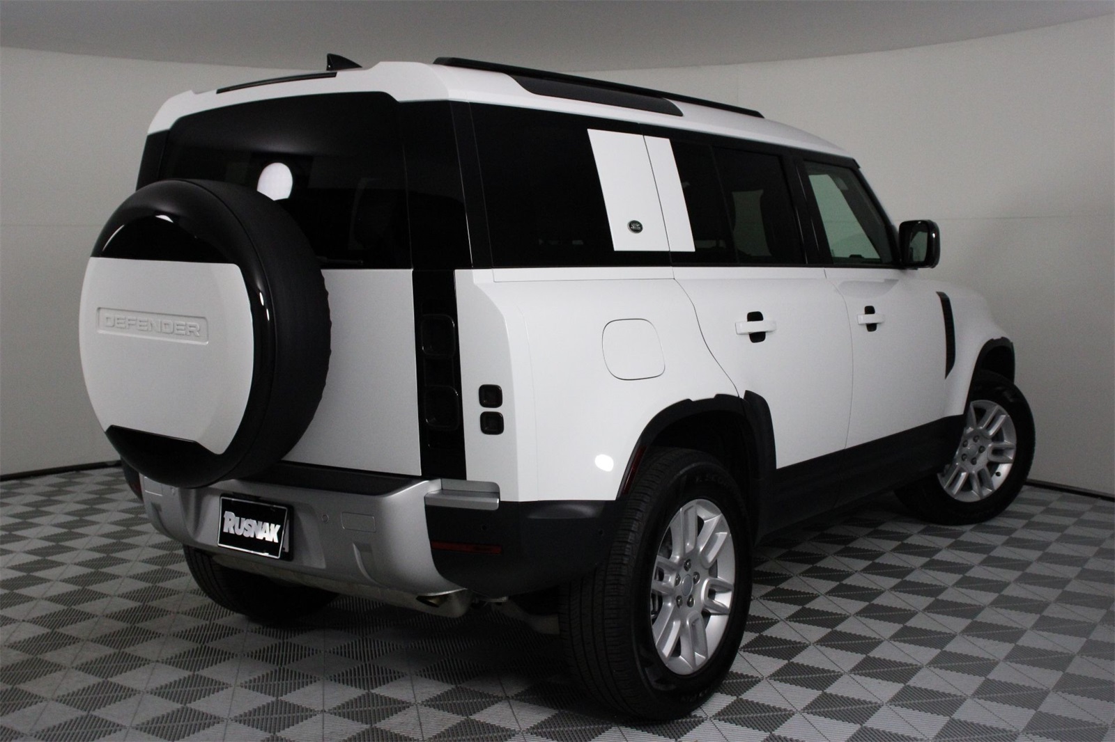 2024 Land Rover Defender 110 S photo 4