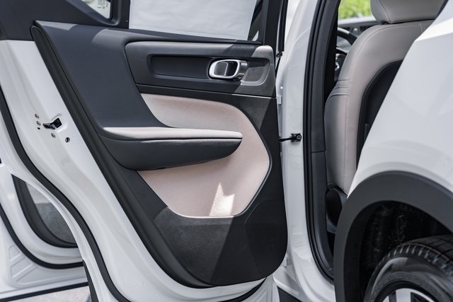 2025 Volvo XC40 Plus photo 28