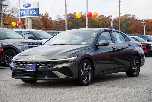 2024 Hyundai Elantra Limited photo 2