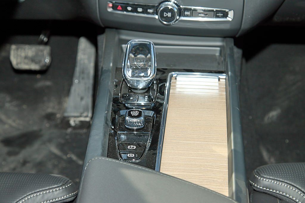 2026 VOLVO XC60 - Image 27