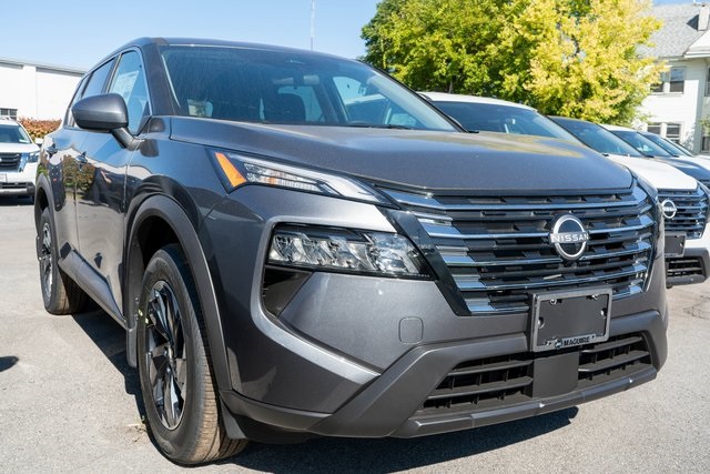2026 Nissan Rogue SV photo 2