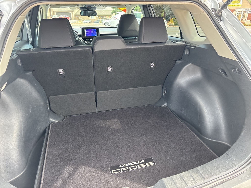 2024 Toyota Corolla Cross LE photo 11