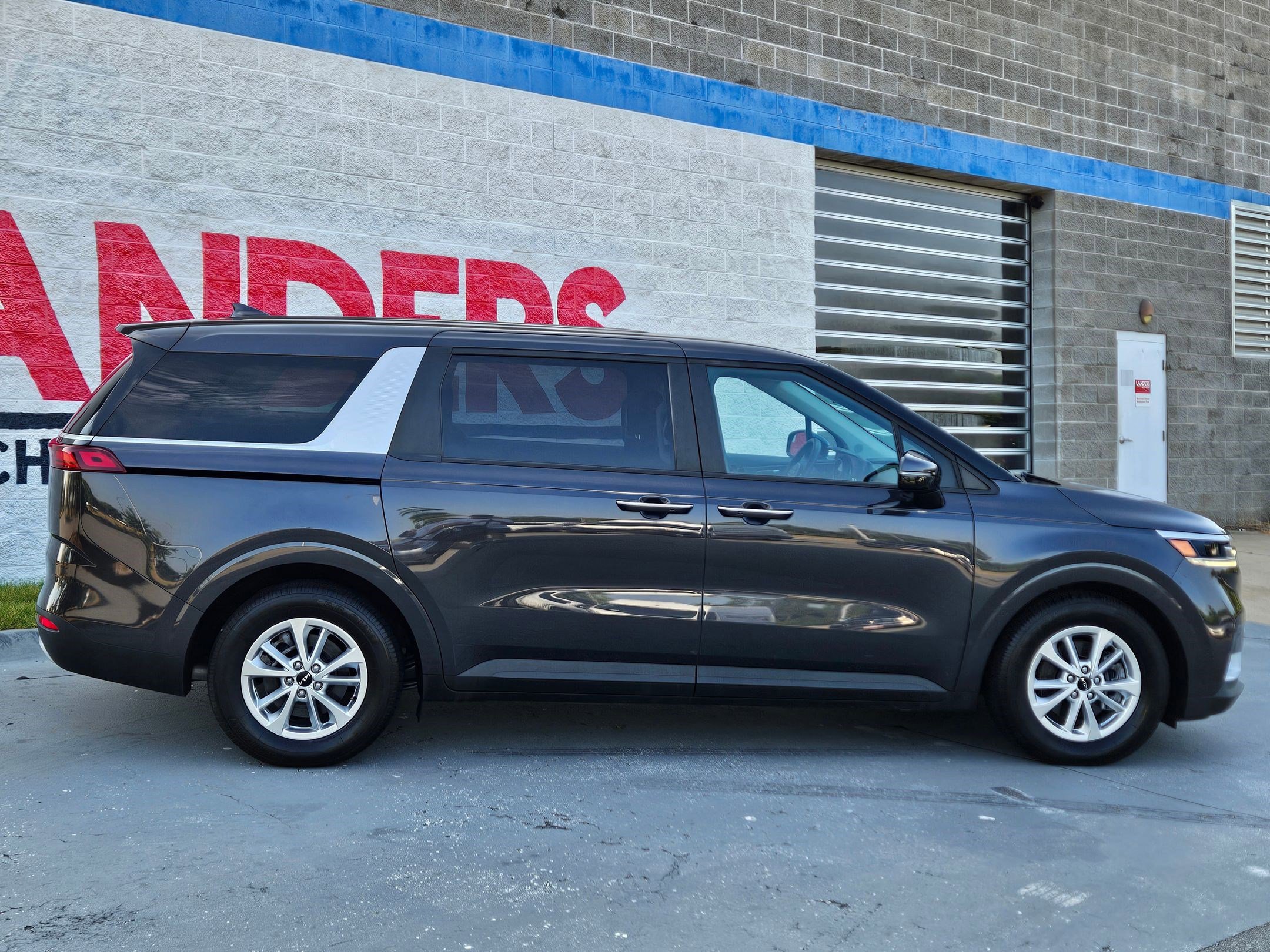 2023 Kia Carnival LX photo 6