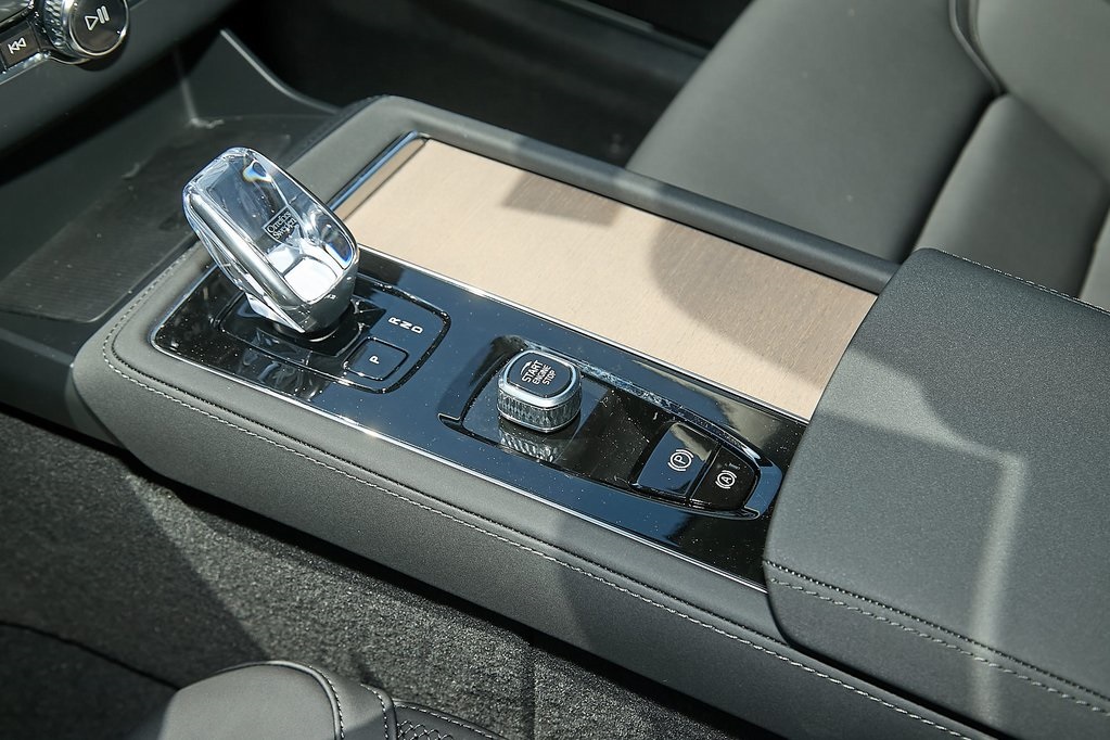 2025 VOLVO XC90 - Image 15