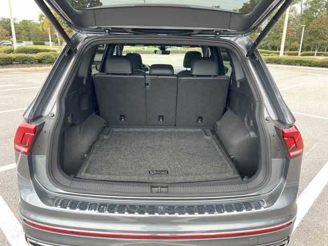 2024 Volkswagen Tiguan SEL R-Line photo 13