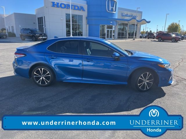 2019 Toyota Camry SE's photo