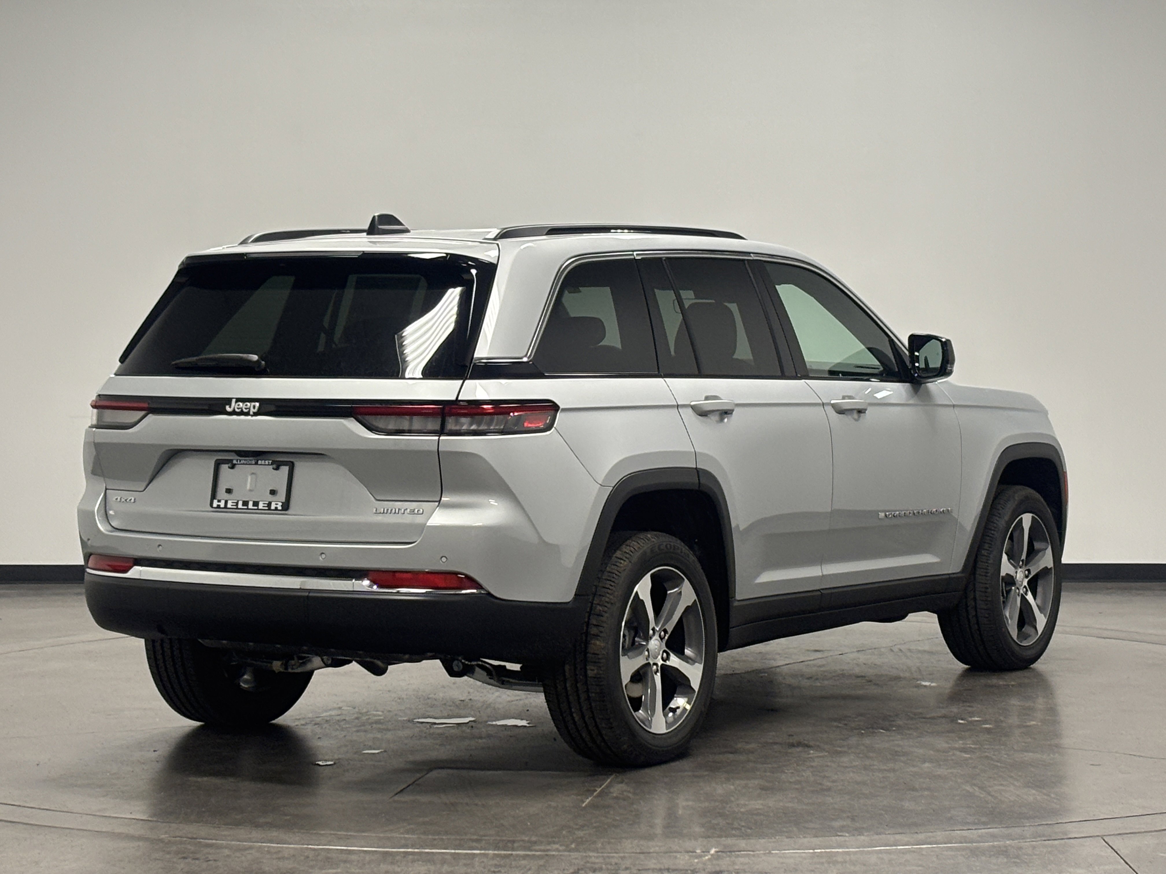 2025 Jeep Grand Cherokee Limited photo 3