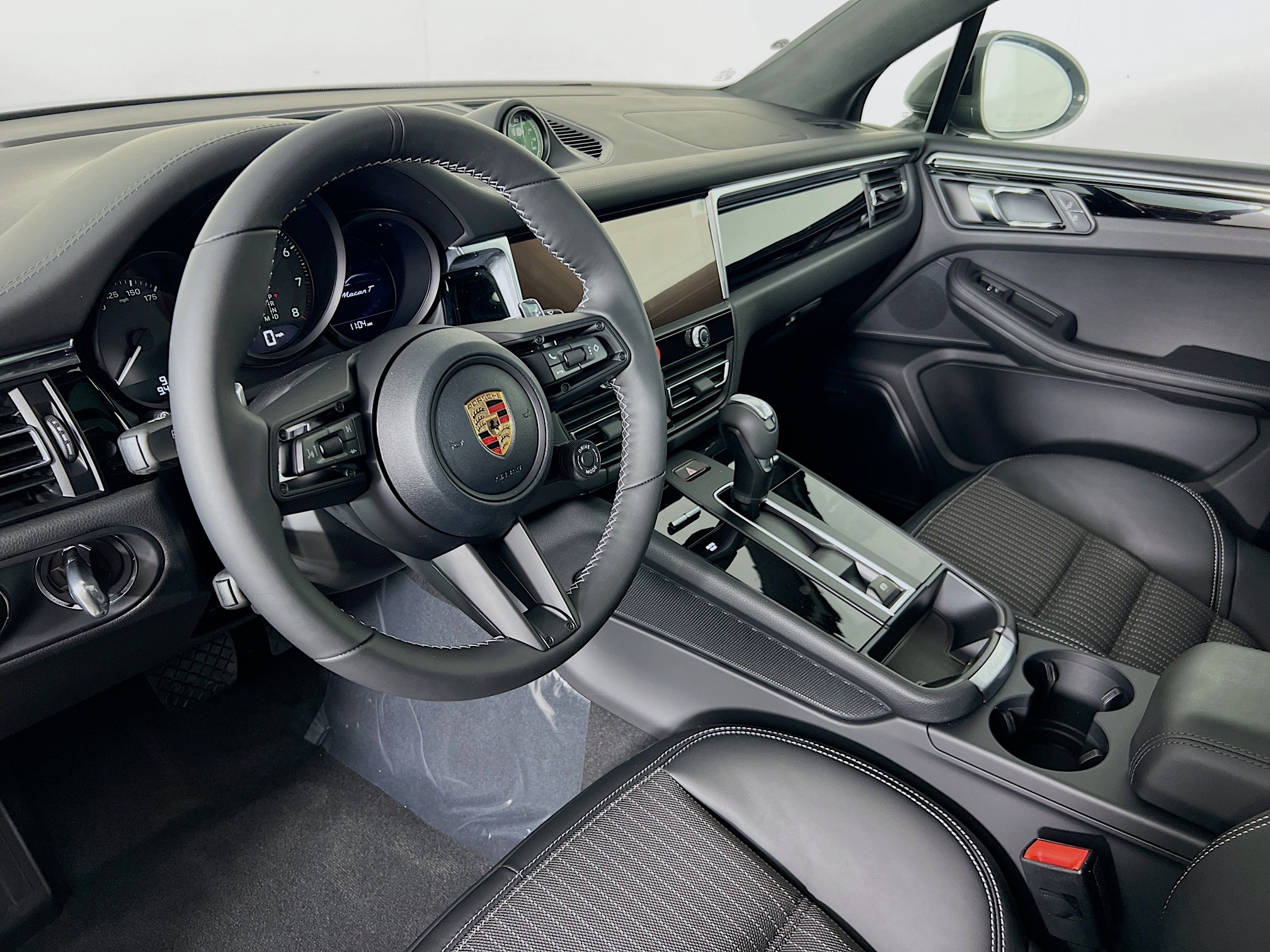 2025 Porsche Macan T photo 4