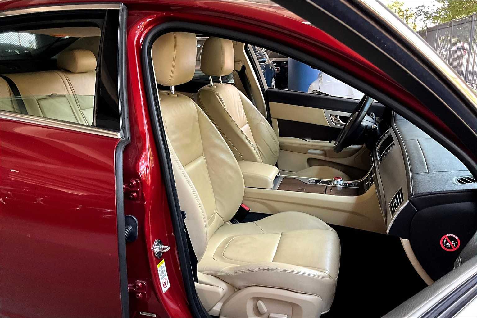 2012 Jaguar XF photo 8