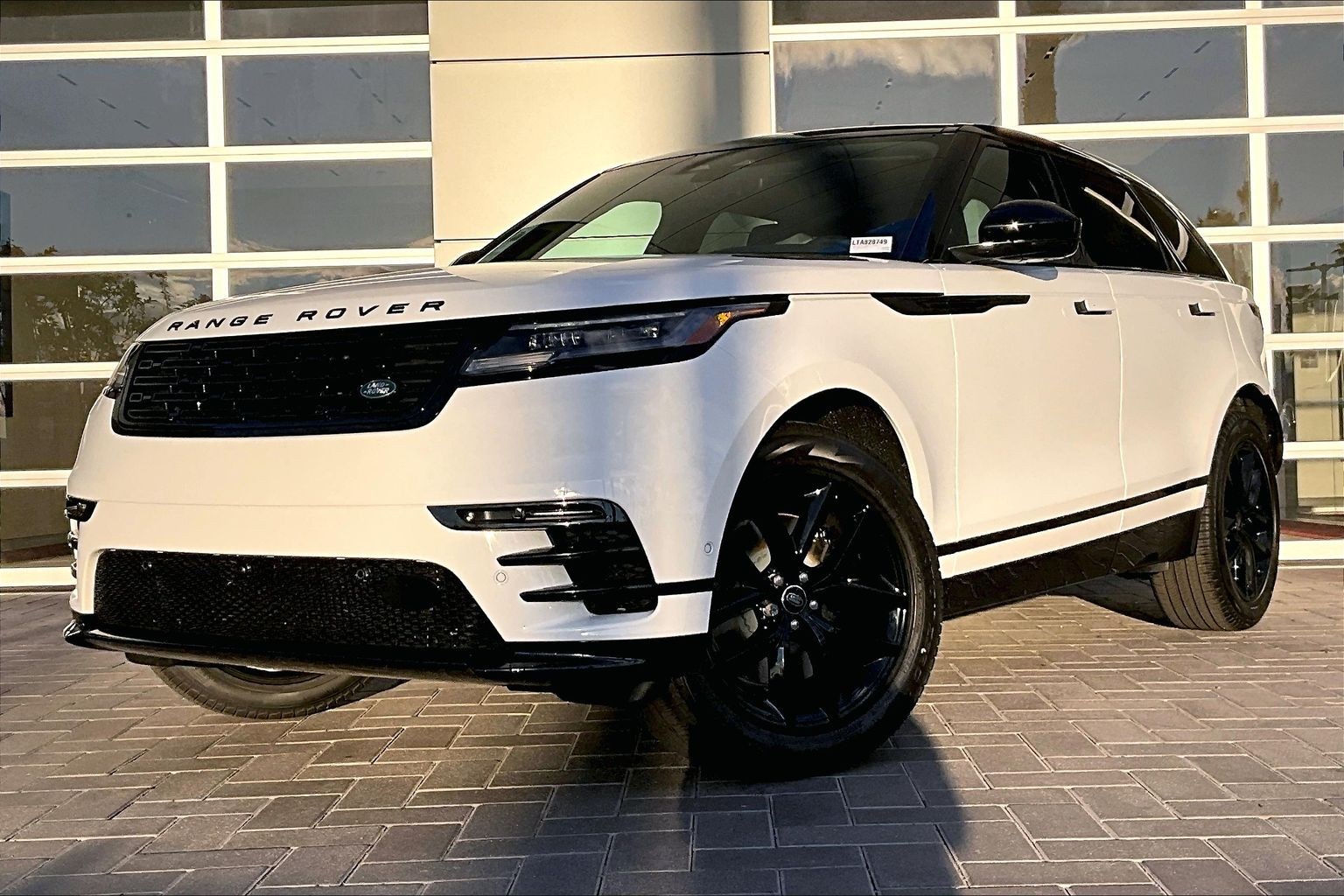 2026 Land Rover Range Rover Velar Dynamic SE's photo