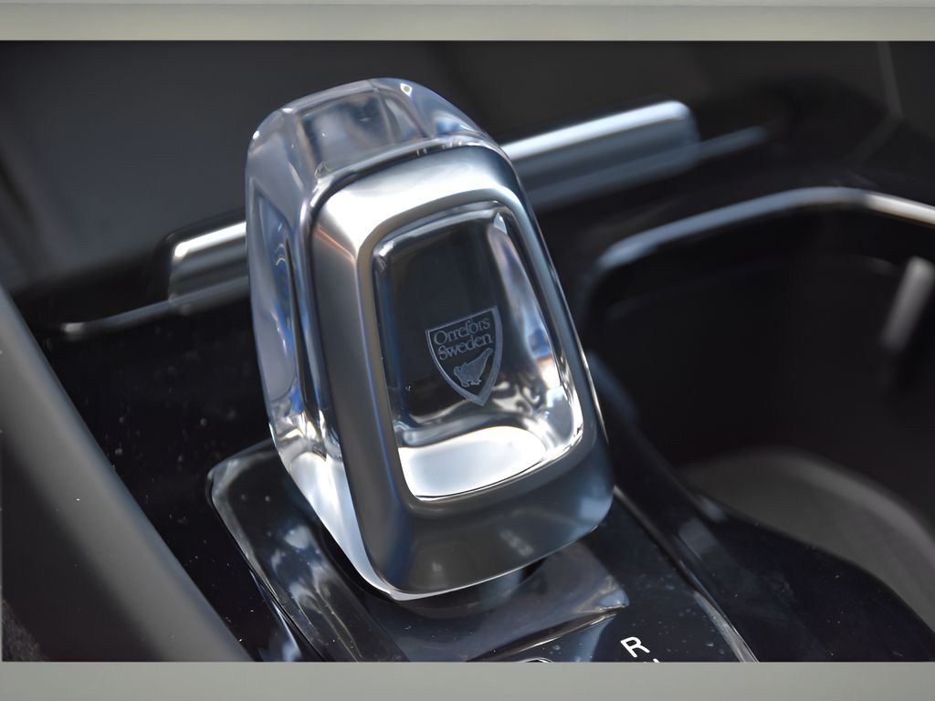 2025 Volvo XC40 photo 32