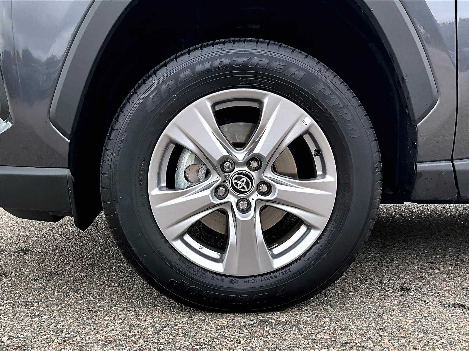 2025 Toyota RAV4 XLE photo 7