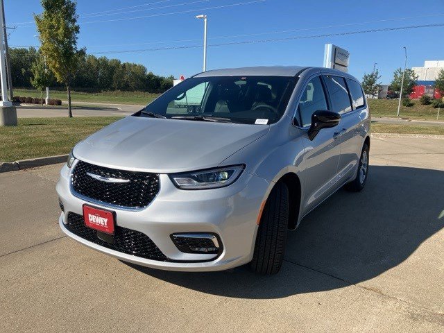 2026 Chrysler Pacifica photo 3