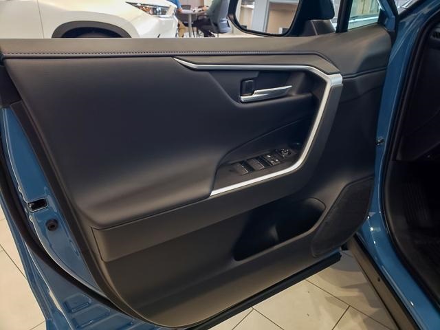 2025 Toyota RAV4 Hybrid XSE photo 8