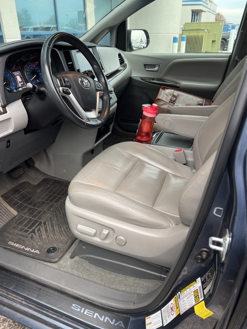 2016 Toyota Sienna XLE photo 4