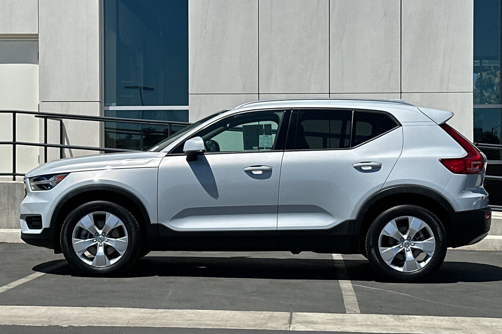 2022 Volvo XC40 Momentum photo 3