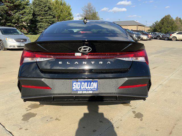 2025 Hyundai Elantra SEL Sport photo 2