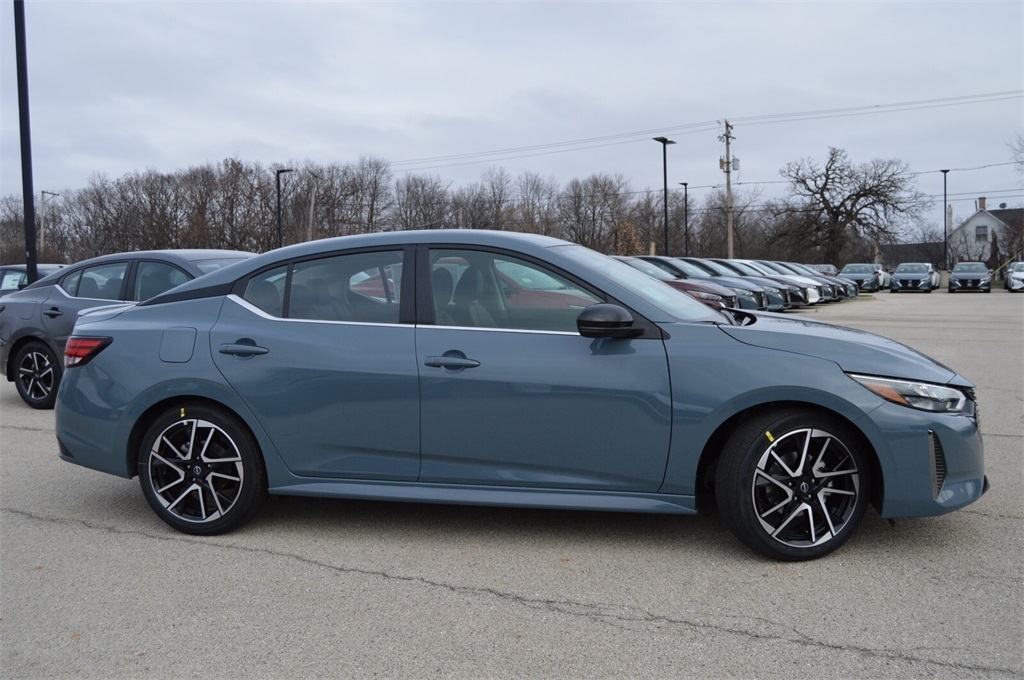 2025 Nissan Sentra SR photo 4