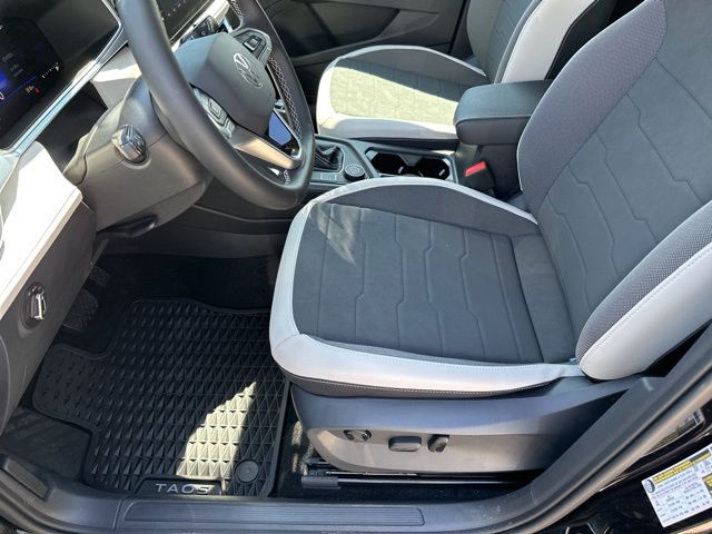 2025 Volkswagen Taos SE photo 9
