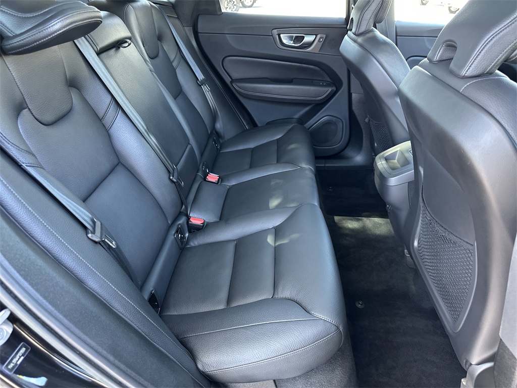 2023 Volvo XC60 B5 Plus photo 32